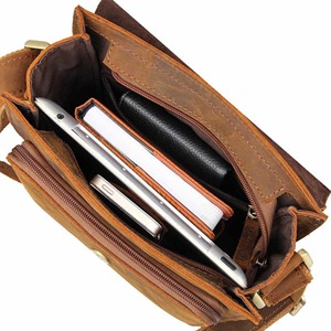 Estilo retro Cavalo louco Vintage couro Vertical Crossbody Messenger Bag para homens couro genuíno com fecho botão magnético