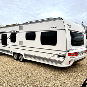モバイルキャンピングカー4X4 RV 4人用高級オフロードキャラバンブラック高級トラベルトレーラー