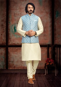 Saf Chanderi ipek Nehru ceket saf Chanderi Pathani Kurta ve Modal saten Dhoti ile eşleştirilmiş