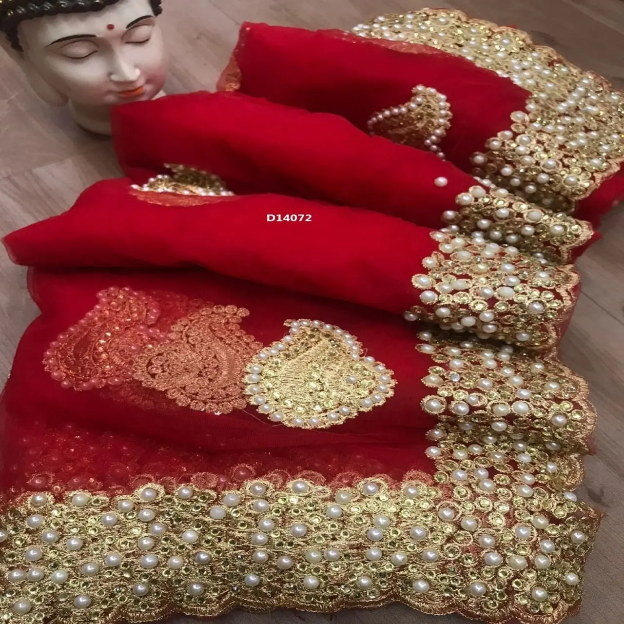 Vêtements de fête designer brodé net soie fleur design indien dames portent couleur rouge saree avec chemisier pièce perle travail sari