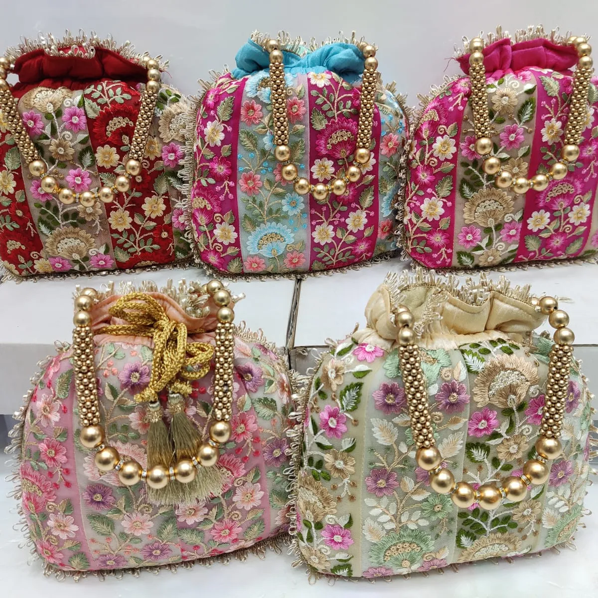 حقيبة يد تقليدية من Potli مزين بمقبض من اللؤلؤ ونمط مصمم لحفلات الزفاف المسائية مناسبة للإهدايا