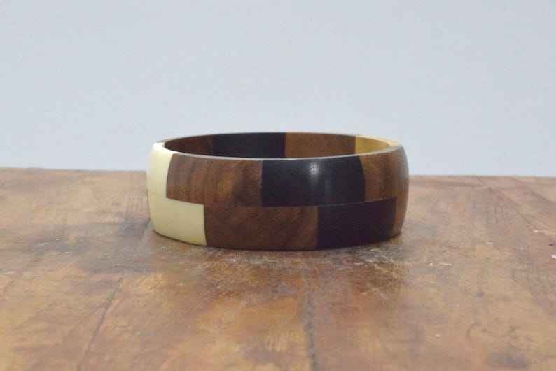 สีดำและสีเงิน