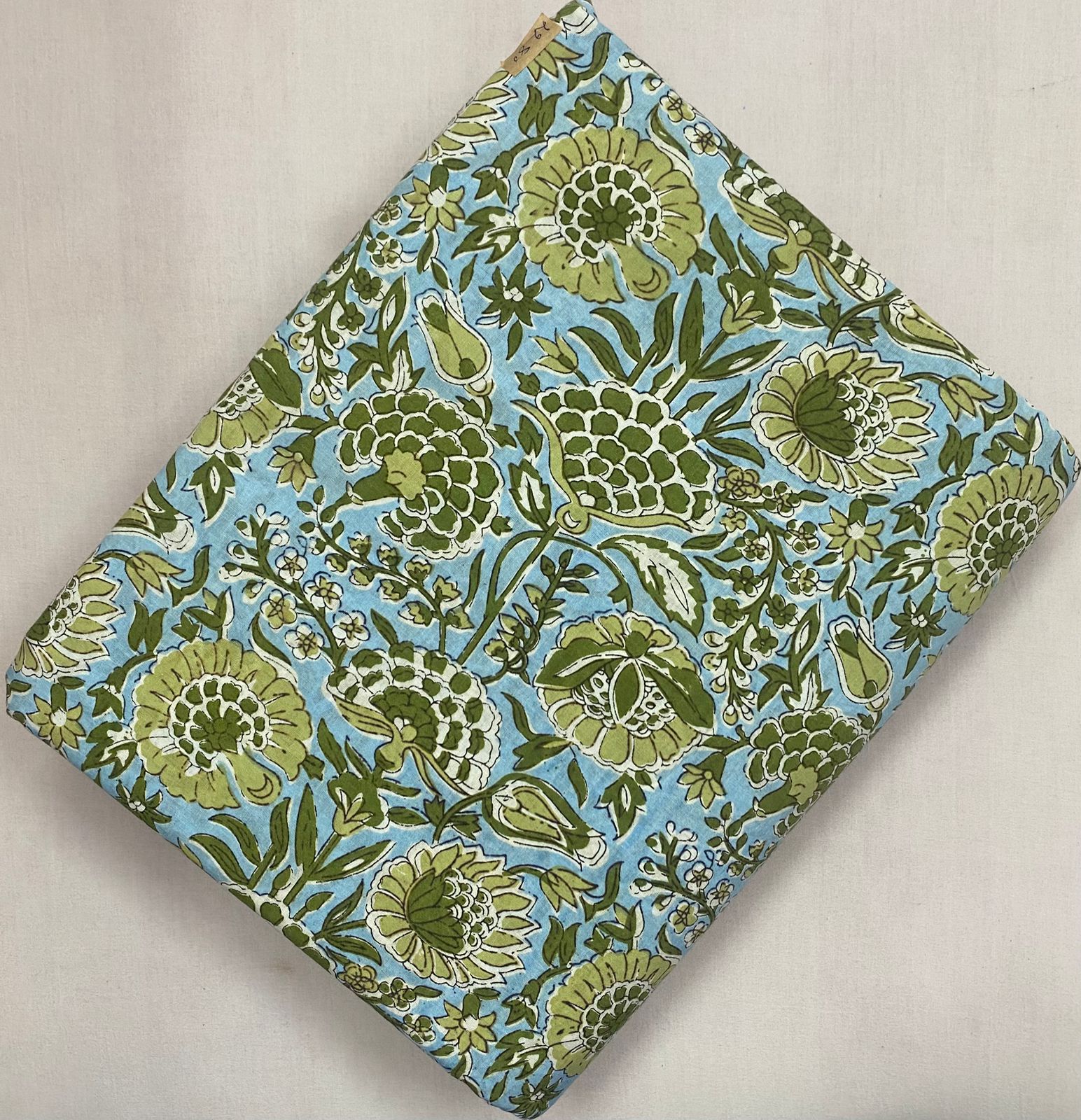 มีสีเขียวขุ่น