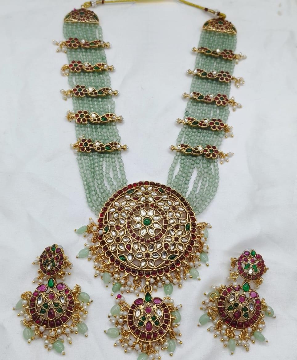 สีเขียวอ่อน