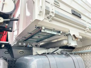 Kullanılmış/yeni MER-CE-DEZ B-ENZ ACTROS FASSI F255A üç yollu damper