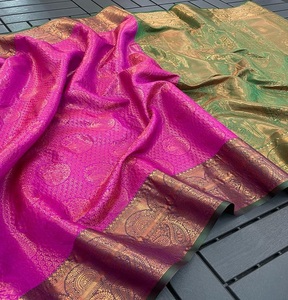印度设计师Banarasi手织机pattu kanjivaram真丝重铜zari，对比丰富的pallu和锦缎衬衫真丝