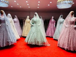 Kadınlar için son tasarımcı Indo batı Net <span class=keywords><strong>Lehenga</strong></span> işlemeli düğün ve parti giyim koleksiyonu