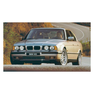 BMW M5 E34セダンの時代を超越したデザインで、洗練されたラインと象徴的なスタイリング要素が特徴で、自動車の卓越性を表しています