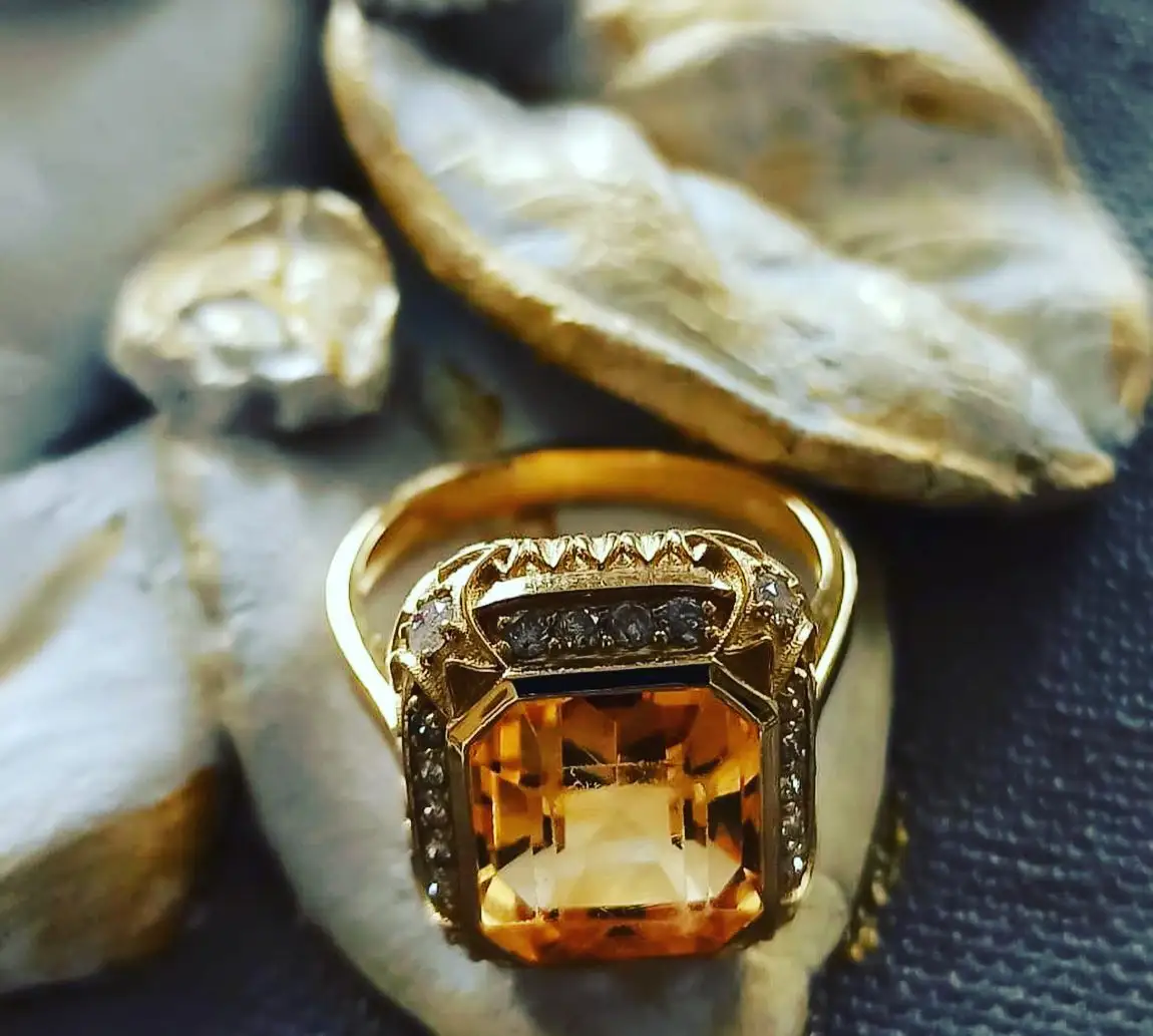 Anillo vintage. Anillo de disfraz checo con incrustaciones de cristal de coñac, joyería de fábrica de piedras preciosas, anillo de piedra único grande