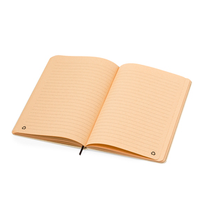 Caderno A5 com as tampas duras feitas da grama reciclada. 80 folhas com um layout de linha única e um acabamento kraft, com um marcador