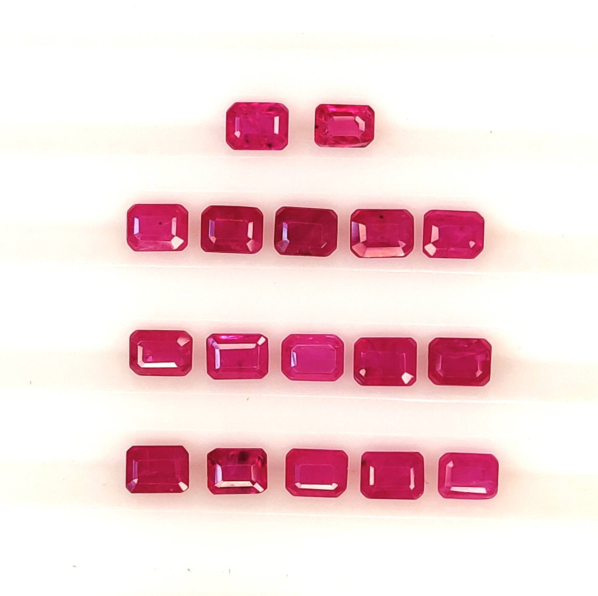 สีแดงเข้ม