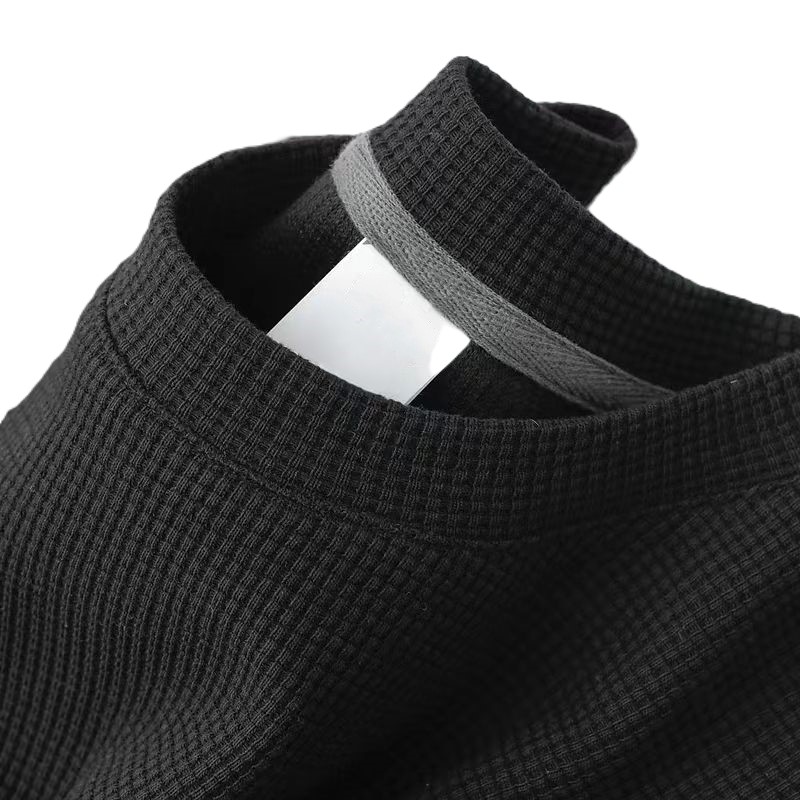 Black waffle-knit short-sleeved shirt with O collar