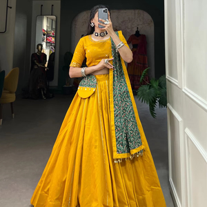 デザイナーシルクLehengaラブリープリントとホイル作品Lehenga NAVARATRIコレクションゴールデンカラー2025年のリッチルック - Product Image 1