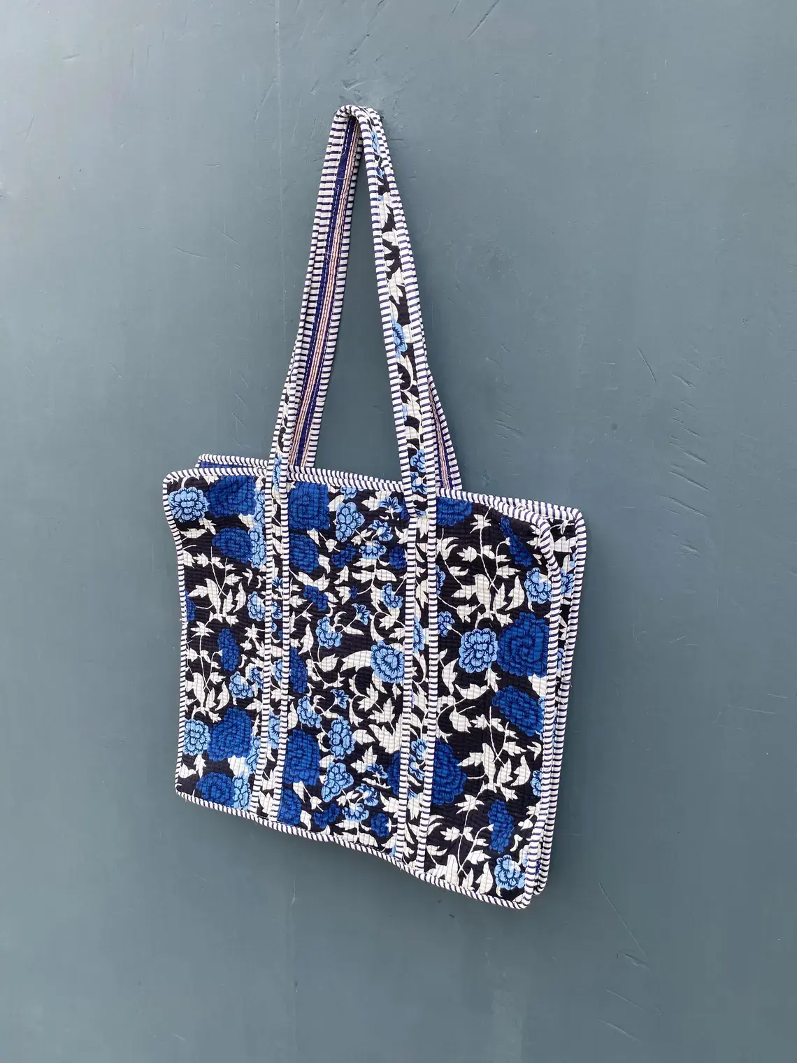 สีฟ้าเที่ยงคืน