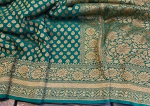 インド製の新しいトレンドの伝統的なシルク刺Embroideryザリスレッドは、インドの女性ファッションメーカーのための石でサリを動かします