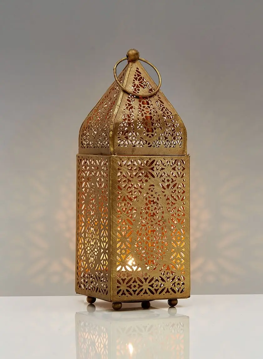 El candelabro de linterna de metal plateado es una hermosa pieza de acento cuando se muestra en cualquier estante, mesa o manto