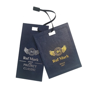 Etiquetas colgantes recicladas de nuevo diseño engrosadas a la moda personalizadas etiquetas colgantes en relieve Cadena de regalo especial etiquetas colgantes de Pvc para ropa logotipo propio - Product Image 1