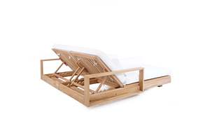 Samara Teak Massivholz Outdoor Doppel Sonnen liege mit Armlehne in natürlichem Finish und weißer Stoff Täuschung für den Außenbereich