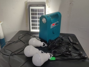 Mini sistema de energía solar portátil fuera de la red con controlador PWM Batería de iones de litio e iluminación para uso doméstico - Product Image 6