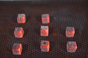 Multi forma Shisha carbone 100% carbone organico a basso contenuto di ceneri lungo tempo di combustione rosso Coco classe B carbone di cocco pronto per la spedizione