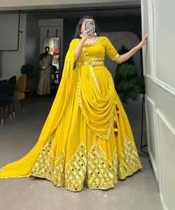 时尚设计师儿童<span class=keywords><strong>Lehenga</strong></span> <span class=keywords><strong>Choli</strong></span>为节日庆典大胆而现代的时尚前卫女性精致风格