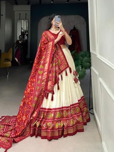 En kaliteli kırmızı Patola baskı pamuk tuval <span class=keywords><strong>Lehenga</strong></span> Choli ağır püsküller İpli Zip dikiş ile düğün <span class=keywords><strong>Lehenga</strong></span> Choli