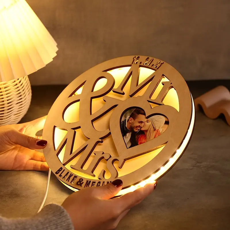 Lámpara de mesa LED de madera para dormitorio con marco de fotos de grabado simple para regalo de decoración de habitación de boda para amante y esposa
