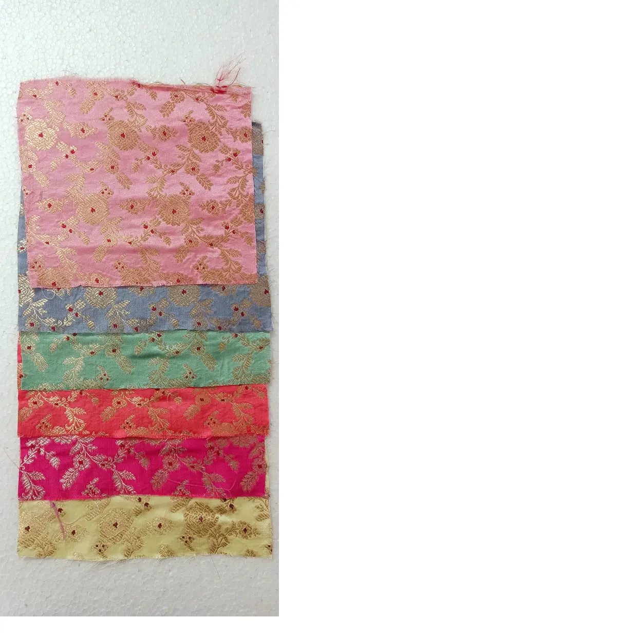 Maßge schneiderte Brokat-Seidenstoffe in verschiedenen Farben mit Blumenmustern, ideal für den Wiederverkauf von Heim dekorations geschäften