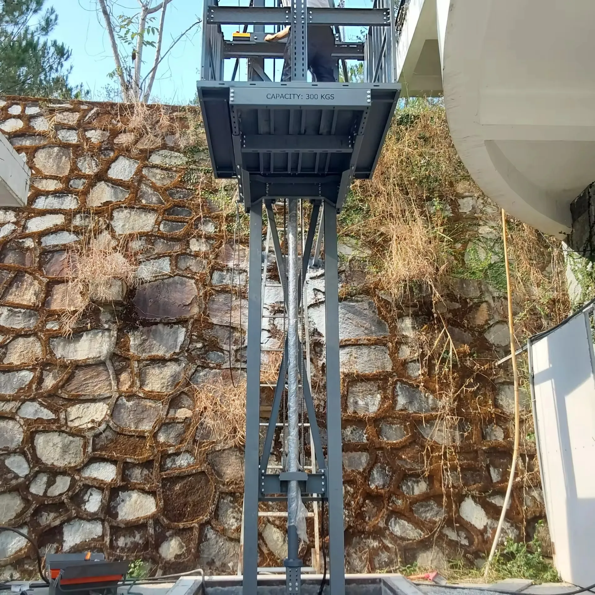 Elevador de carga hidráulico de alta calidad de 500Kg con 4M de altura para elevador de carga de riel de guía vertical de almacén Garantía de 1 año en Vietnam