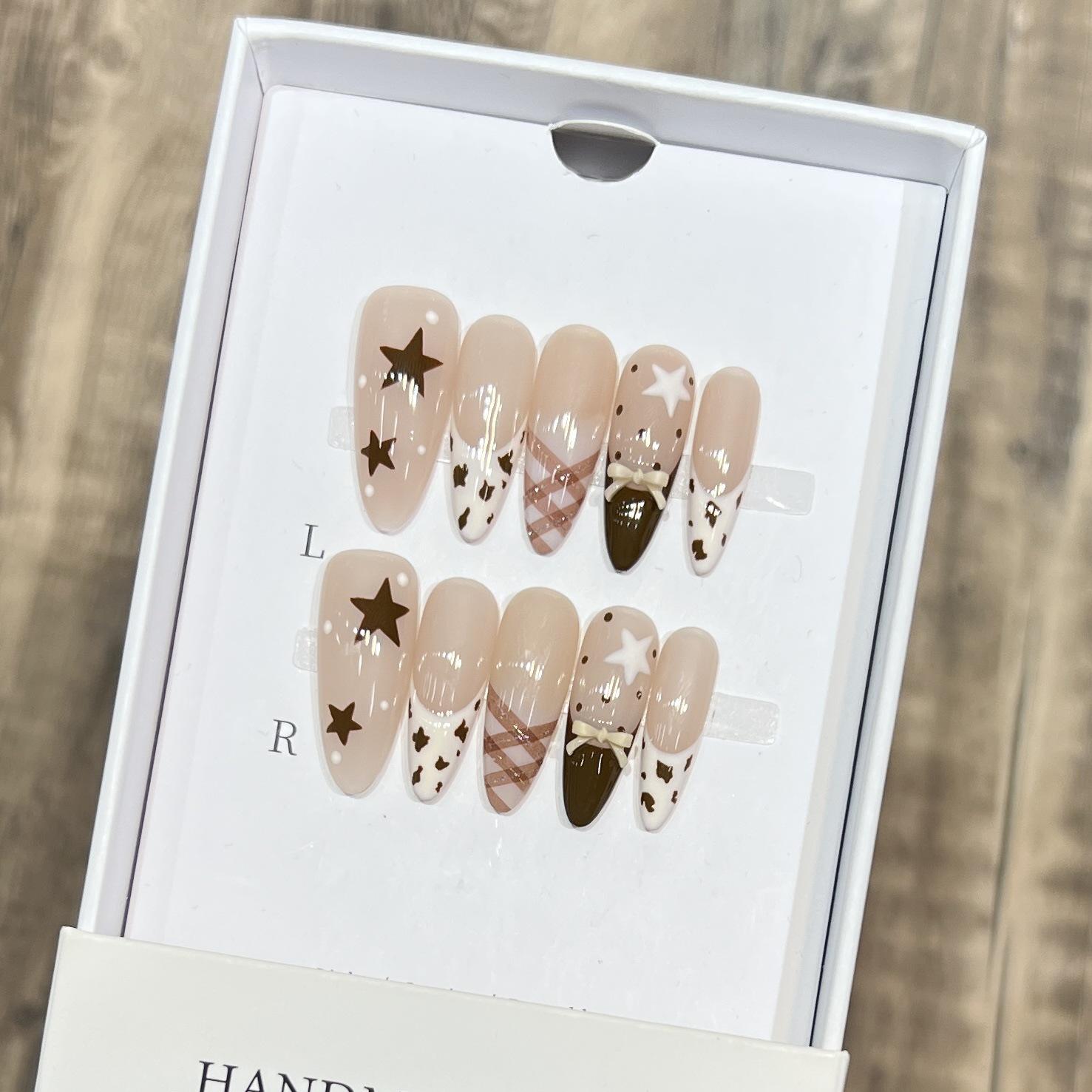 สีเบจนู้ด, สีขาวครีม, สีน้ำตาลทอฟฟี่, สีน้ำตาลช็อกโกแลตเข้ม