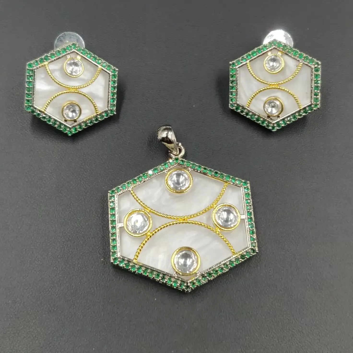 Ensemble pendentif perle de mère avec médaillon et boucles d'oreilles avec pierres Bijoux de mode Charms & Pendentifs Blanc Rouge Rose Vert Bleu Indien