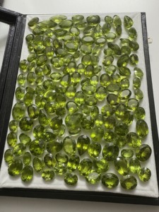 Sertifikalı 100% doğal yeşil Peridot cilalı armut kesim yüksek kalite toplu gevşek sertifikalı 100% doğal yeşil cilalı armut kesim