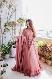 高級ファッションデザイナーの結婚式とパーティーウェアの外観の刺EmbroideryはDupattaで完全にステッチされた長いアナルカリガウンで動作します