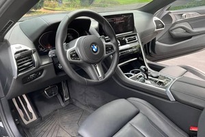 体验2023 BMMW M850i xDrive Couupe，配备双涡轮增压V8发动机、自适应悬架和高科技