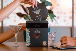 夕食後、イタリアのプロのバーマンがミックスした5つのカクテルを飲む準備ができて氷を加えるだけ - Product Image 2