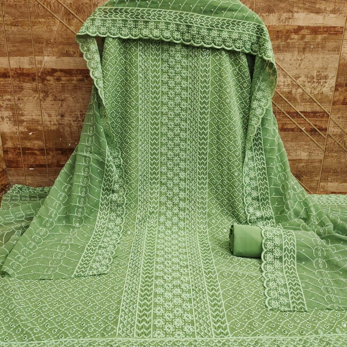 Abiti lunghi Anarkali da lavoro in pietra e ricamo a sequenza netta pesante in stile pakistano indiano con Set Dupatta a rete per abbigliamento donna