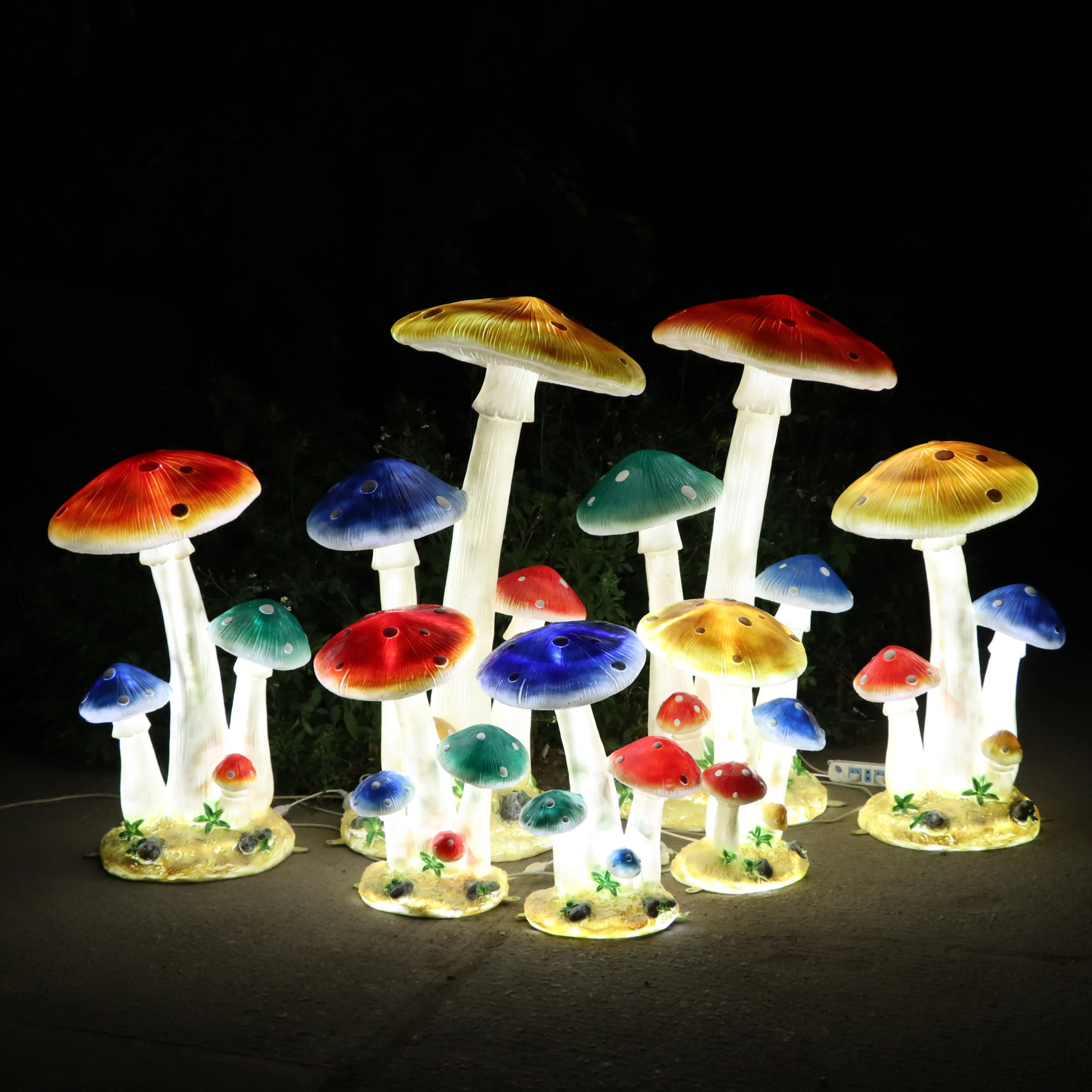 Statua di fata luminosa per la decorazione scultura di funghi incandescenti fungo di decorazione del giardino di grandi dimensioni per l'esposizione