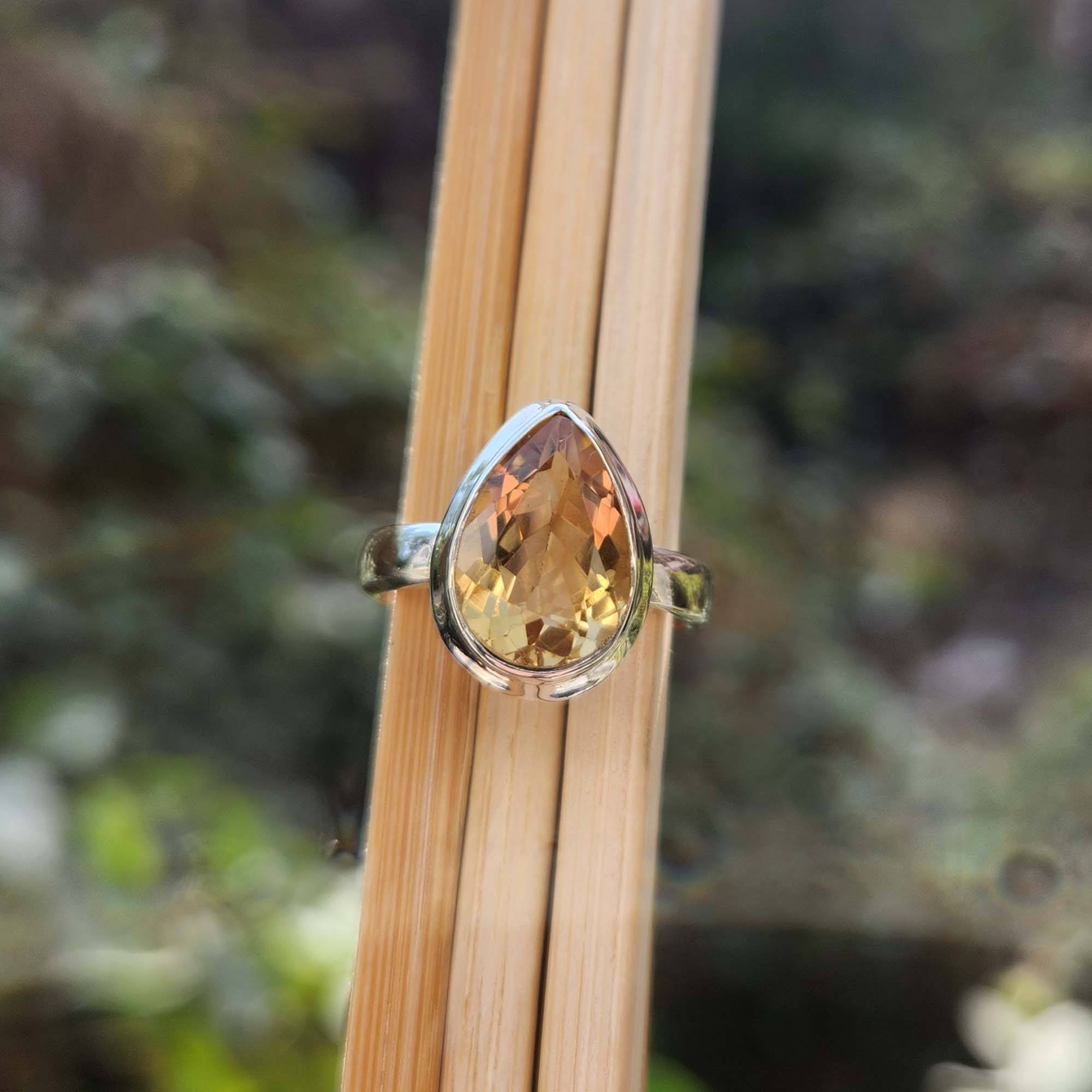 สีเหลือง