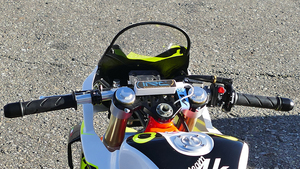 HECHO EN ITALIA para MINIGP PITBIKE Electronic Quickshifter Push or Pull Plug & Play alimentado por batería - Product Image 2