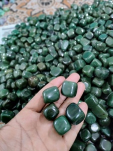 หินทัมเปอร์หยกสีเขียวธรรมชาติสำหรับบำบัดหินอัญมณีหินสีเขียวสำหรับทำสมาธิและบำบัด