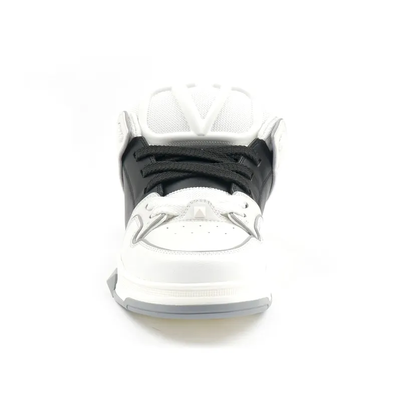 Sneaker High top man Maxi letter detail finitura semi-opaca battistrada in gomma Maxi stud design. Scarpe Made in Italy