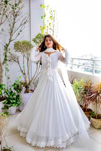 高級ファッションデザイナーの結婚式とパーティーウェアの外観の刺EmbroideryはDupattaで完全にステッチされた長いアナルカリガウンで動作します