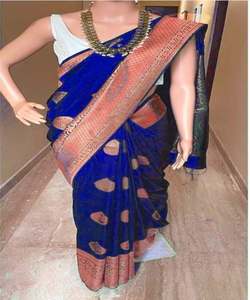 Rot bedruckter <span class=keywords><strong>Saree</strong></span> mit weißer Baumwoll bluse für einfache Hochzeits feier tragen Frauen