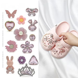 Kim Loại Phụ Nữ Thiết Kế Giày Trang Trí <span class=keywords><strong>Hello</strong></span> <span class=keywords><strong>Kitty</strong></span> Thư Charms Cho Điện Thoại Rác Trường Hợp Thiết Kế Charms Bling Lỗ Sandal làm tắc nghẽn Charms - Product Image 2