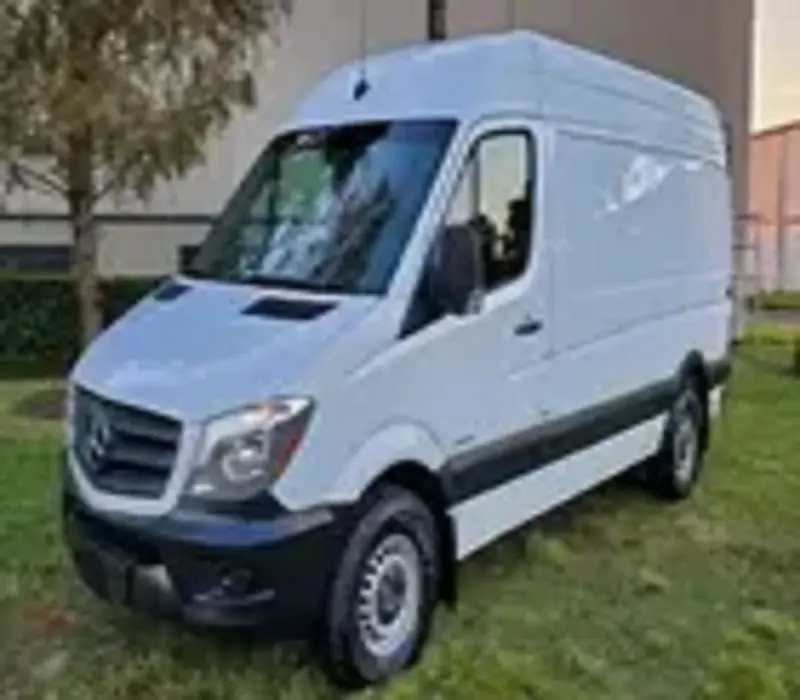 شاحنة Mer cedes-Benz Sprinter Cargo 2500 144 WB لنقل البضائع طراز عام 2016 و2017 و2018 و2020