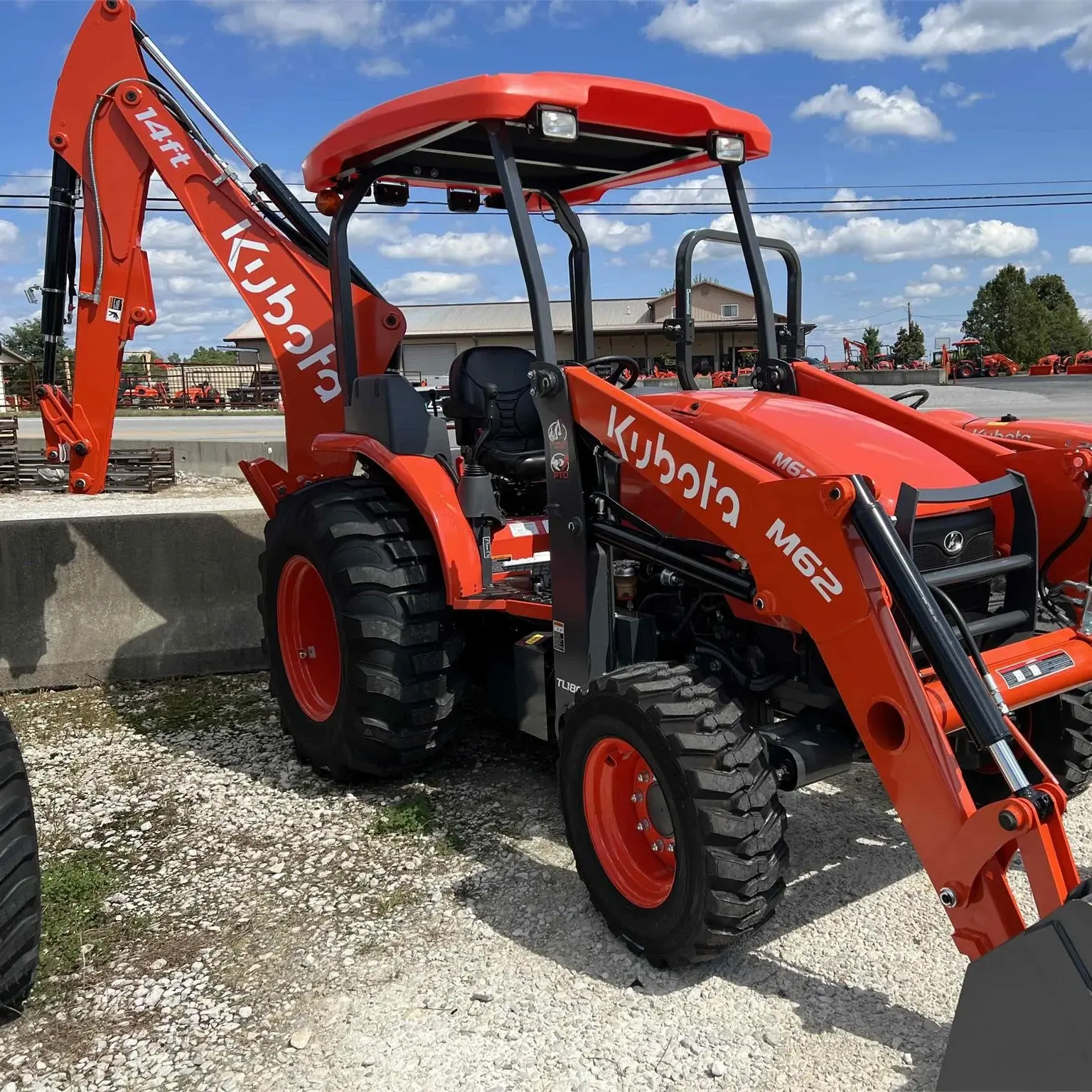 Hot selling KUBOTA M62 TLB front loader and BACKHOE attached complete kubota tractor