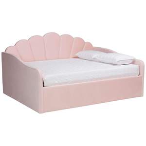Freda daybed, kabuk şeklinde sırtlı katı ahşap çerçeve ve pembe kadife kumaştan yapılmıştır. - Product Image 1