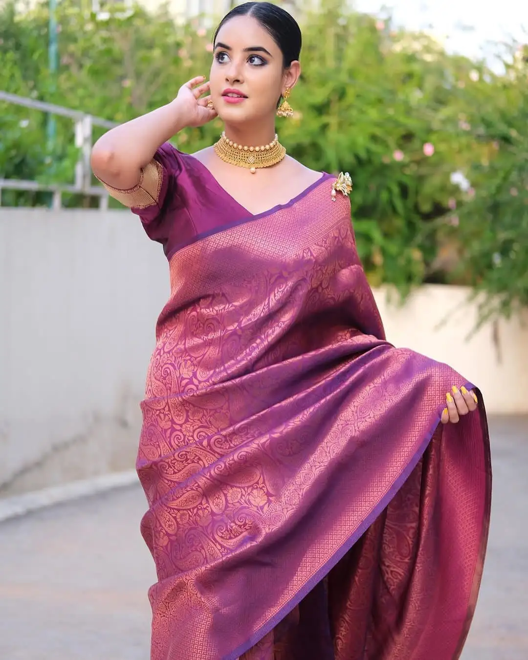 Sari di seta Katan Banarasi morbido alla moda con tesse zari in argento puro e rame per matrimoni e feste per le donne