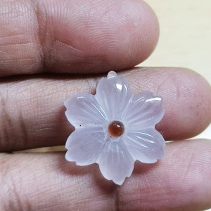Gül kuvars el yapımı çiçek oyma gevşek taşlar çiçek ince merkezinde Garnet ile geliyor ve takı yapımı için yüksek kalite