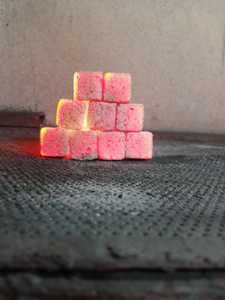 Kokosnuss-Schale Holzkohle-Brickette Premium-Qualität in Würfelform für Hookah Shisha-Räucher Briket Indonesien niedrige Asche hohe Kalorie